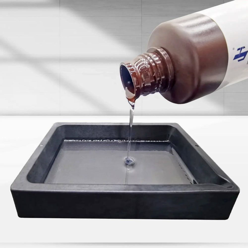 Bouteille de résine High Transparent de Jamg He déversant son contenu dans un bac